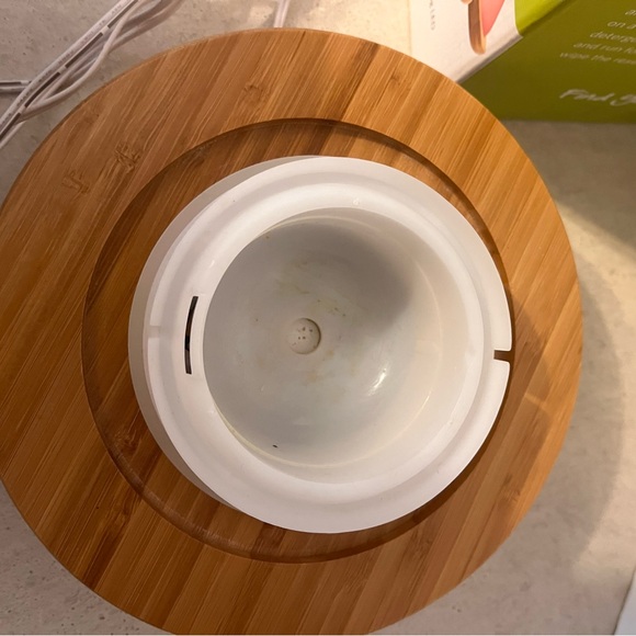 Ultrasonic oil diffuser, pre-owned. - Picture 3 of 8